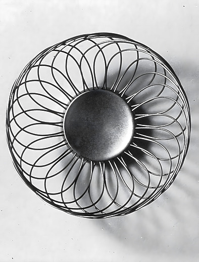 Одна из первых корзин из переплетённой стальной проволоки от Alessi
