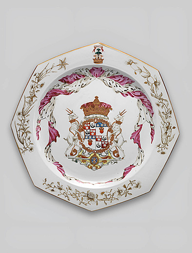 Тарелка, украшенная гербом, 1737 г. Китай, для шотландского рынка