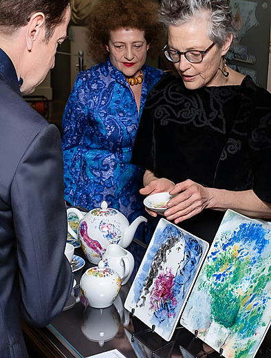 Мерет и Белла Мейер, внучки Марка Шагала, восхищаются сервизом Les Bouquets de fleurs