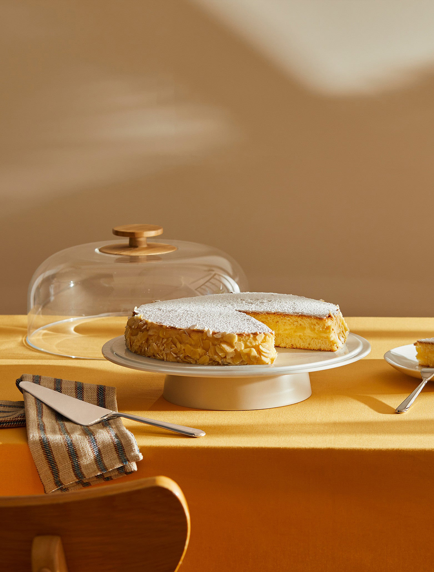 Тортовница на ножке с крышкой Mattina, 31,5 см от Alessi